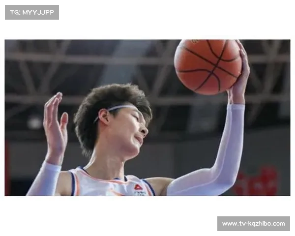 上海主场球迷高呼“MVP”，王哲林隔扣引沸腾